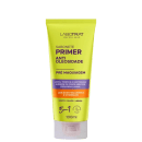 O produto apresentado é um sabonete primer anti oleosidade da marca Labotrat, com embalagem em tubo plástico de cor amarelo-limão. O tamanho do produto é de 100ml.