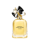 Frasco de perfume dourado e preto da linha "Perfect" da marca Marc Jacobs, com detalhes em estrela e fita preta na tampa. Rótulo com o nome do produto "Perfect Marc Jacobs Intense" em letras pretas.