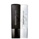 São dois frascos de produtos da marca Sebastian Professional. Um frasco é preto opaco com detalhes em azul. O outro frasco é branco com detalhes em azul na tampa.