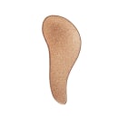 A imagem mostra a escova de pentear em formato anatômico curvado e com uma cor brilhante estilo glitter dourado.