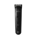 A imagem mostra o aparador de cabelo elétrico preto da marca GA.MA Italy. O produto é alongado com uma carcaça plástica preta fosca. Na parte superior, há uma lâmina de corte metálica com dentes. Na parte inferior, há uma entrada USB para carregamento.