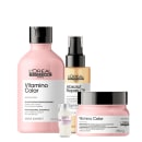 Conjunto de produtos L'Oréal Professionnel, incluindo shampoo Vitamino Color, óleo reparador Absolut Repair e tratamento condicionante Vitamino Color, em embalagens com design preto e rosa.