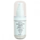 Super Matte Serum. Frasco transparente com tampa branca fosca. Rótulo na parte inferior com informações do produto em português, como ingredientes e instruções de uso. Líquido incolor visível através do frasco.