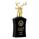 Frasco de perfume. Possui um design elegante e sofisticado, com uma tampa dourada em formato de chifres de veado. O corpo do frasco é preto, com o nome da marca "Al Noble" e o nome do perfume "Ameer Lattafa" impressos em dourado.