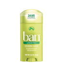 A imagem mostra um desodorante antitranspirante em barra sólida da marca Ban. O produto é embalado em um caso plástico cilíndrico de cor verde clara. Na parte superior, há uma Tampa protetora transparente.