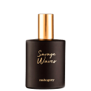 Frasco de perfume Savage Waves da marca Mahogany, com embalagem preta e detalhes dourados, exibindo o nome da fragrância em letras douradas.