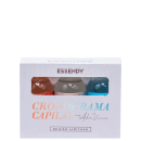 Caixa contendo três frascos de Cronograma Capilar da marca Essendy, uma linha de produtos para cuidados capilares. Cada frasco possui uma cor diferente - marrom, cinza e azul. Abaixo do nome do produto, há a assinatura "Por Alam Vieira".