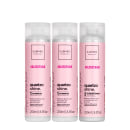 Dois shampoos e um condicionador com embalagens plásticas cilíndricas de 250ml cada. As cores predominantes são branco e rosa claro.