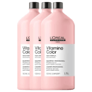 A imagem mostra um Trio de shampoos Vitamino Color Resveratrol (1,5L cada), da L’Oréal Professionnel. Embalagens rosa claro com design minimalista destacam a fórmula para proteção da cor em cabelos coloridos.