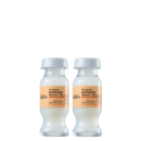 A imagem mostra dois pequenos frascos transparentes com tampas brancas, alinhados em uma fileira. Cada frasco é uma ampola capilar, com uma etiqueta bege e informações escrito em letras pretas.