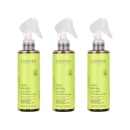 São trê frascos de spray 200ml de plástico transparente com rótulo verde claro dentro. As embalagens têm o logotipo e o nome "Cadiveu Professional" junto com o texto "maxi waves" e "Maxi Ondas" abaixo, indicando que é um produto para ondular cabelos.