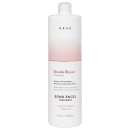A imagem mostra o frasco de 1 litro do shampoo Bond Angel Blonde Repair de Braé. Seu frasco é tubular, cilíndrico branco, na parte superior há detalhes em degradê de rosé gold.