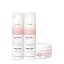 São produtos para cabelos loiros da marca Braé. Há dois frascos de plástico brancos com degradê rosa, um shampoo e um condicionador da linha Blonde Repair, com rótulos indicando que restauram e fortalecem os cabelos loiros com uma mistura de proteínas.