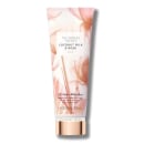 Frasco de loção corporal Victoria's Secret Coconut Milk & Rose, com rótulo branco e detalhes em rosa, contendo 236 ml do produto.