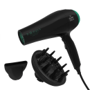 A imagem mostra um secador de cabelo profissional da marca GA.MA Italy. Ele possui um corpo cilíndrico preto com detalhes em verde escuro. Acompanha um difusor removível preto com pinos para modelar o cabelo e um bico de ar na cor preta.