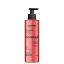 O produto apresentado é um sabonete líquido da marca Labotrat, na fragrância de morango. A embalagem é um frasco plástico de cor rosa, com um rótulo que exibe o nome do produto.