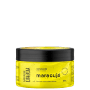 O produto exibido é um esfoliante corporal da marca Labotrat, com embalagem em formato de pote preto com tampa. A embalagem possui uma etiqueta amarela com o nome do produto "maracuja" e informações sobre sua função de renovação celular e efeito calmante.