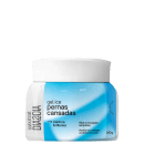O produto apresentado é um gel para pernas cansadas da marca Labotrat. A embalagem é um pote branco com um rótulo azul e branco destacando o nome "gel ice pernas cansadas", com um peso líquido de 240g.
