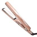Babyliss Pro é uma chapinha/modelador de cabelo rosé gold. O produto tem um formato alongado e cilíndrico com uma placa reta em uma extremidade. Possui diversos botões e ajustes visíveis ao longo do corpo.