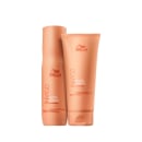 Dois produtos da linha Wella Professionals Invigo Nutri-Enrich, com embalagens em tons de laranja, contendo shampoo e condicionador de nutrição profunda com extrato de goji berry.