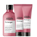 A imagem mostra um kit da L'Oréal Professionnel Pro Longer com um frasco arredondado de shampoo e  duas bisnagas, uma de condicionador e uma de leave-in. Todos de cor rosa escuro, rótulo branco e tampa preta.