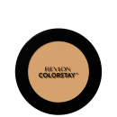 Pó compacto de maquiagem Revlon em embalagem redonda preta. A superfície do pó tem uma cor bege claro uniforme. A tampa transparente exibe o logotipo "Revlon" em letras brancas. O produto apresenta um design minimalista e elegante.