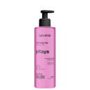 O produto apresentado é um hidratante corporal da marca Labotrat, com o nome "pitaya" impresso no frasco. O frasco é de cor rosa, com um rótulo que destaca a hidratação prebiótica como um dos benefícios do produto.