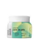 O produto apresentado é um esfoliante para os pés da marca Labotrat. O pote possui uma tampa branca e 240g de conteúdo.