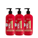 Três frascos de shampoo Revlon Professional, da linha "Uniq One" de 490ml cada. Cada frasco possui uma bomba preta na parte superior. Rótulos com o logotipo da Revlon, o nome do produto e informações como "Shampoo concentrado com 10 benefícios reais".