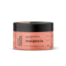 Pote preto com rótulo laranja contendo sais espumantes para rosto e corpo da linha Melancia da Labotrat, com destaque para o equilíbrio da oleosidade e vitamina C em sua composição.