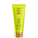 O produto apresentado é um hidratante da marca Labotrat, com embalagem em tubo de plástico de cor verde-limão. O rótulo destaca os ingredientes verbena e bambu, além de mencionar que o produto contém óleo monoi e é super perfumado.