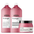 Dois frascos grandes de 1,5 litros de shampoo e condicionador de cor rosa escura, com rótulos brancos e o logotipo da marca. Também há um pote de tratamento condicionante de 500g na mesma cor rosa, com detalhes em preto e branco.