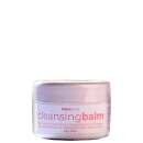 A imagem mostra a embalagem do bálsamo de limpeza de PAM Skin & Beauty. Sua embalagem é um pequeno pote plástico branco de 50g com tampa rosa. O rótulo indica que o produto contém ingredientes como semente de uva, manteiga de karité, manga e pepino.