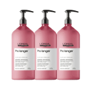 São três frascos de shampoo profissional da linha Pro Longer da L'Oréal Professionnel. Os frascos têm formato cilíndrico e cor rosa escuro. Possuem bombas dosadoras pretas na parte superior.