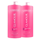 São dois frascos grandes de plástico rosa com bombas dosadoras na parte superior. Os rótulos indicam que um é "Glamour 1 shampoo rubi" e o outro é "Glamour 2 condicionador rubi". Os frascos têm uma textura pontilhada e a capacidade de 3,0 litros.