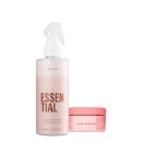 Spray reparador de cabelo Essential em frasco plástico transparente de 260ml/8,79fl.oz. Máscara de proteína capilar Hair Protein em pote plástico rosa com tampa da mesma cor, com rótulo branco contendo o nome do produto.