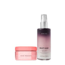 O produto é uma linha de cuidados capilares da marca Brae. Há um frasco de vidro transparente roxo escuro a rosa claro, com o rótulo "Beauty Sleep Night Serum". Ao lado, há um pote rosa, com o rótulo "Hair Protein Leave-in".