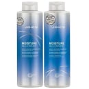 São dois frascos de plástico transparentes contendo produtos para cabelos da marca Joico. Os frascos têm formato cilíndrico e tampas brancas. Os rótulos apresentam predominantemente as cores azul e branca, com detalhes prateados.