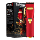 Máquina de corte BaByliss Pro. Uma caixa preta com imagem de um barbeiro e detalhes do produto "Hawk the Barber Prodigy". Ao lado, um aparador de cabelo vermelho com detalhes dourados, com uma lâmina aparente e um rótulo "BaByliss Pro".