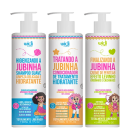 Três frascos de plástico com bombas dosadoras nas cores brancas com detalhes coloridos em rosa, azul, amarelo, verde. Cada frasco apresenta uma ilustração de uma menina e um texto descrevendo a função do produto.
