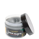 O produto mostrado na imagem é um pote de máscara da marca Labotrat, chamada "Lama negra". O pote é branco com um rótulo preto e verde, contendo informações sobre o produto, como o nome e o peso (330g).
