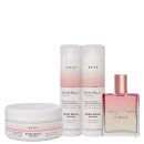 A imagem mostra uma linha de produtos para cabelos loiros da marca Braé. Há dois frascos de shampoo e condicionador "Blonde Repair", um frasco menor de tratamento capilar "Bond Angel". Também está presente um frasco de perfume "Blooming Rose.