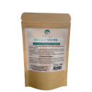 A imagem mostra uma embalagem de papel kraft da Argila Verde. O rótulo apresenta algumas informações como benefícios, modo de uso e sinaliza que o pacote tem 50g