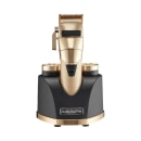 Máquina de corte da marca BaByliss Pro. O produto tem um design elegante com uma carcaça preta e detalhes em dourado metálico. A parte superior é uma lâmina de corte dourada com pentes ajustáveis.