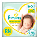 Pacote de fraldas Pampers recém-nascido, tamanho RN para bebês até 4 kg, com 36 unidades. Embalagem com design em tons de verde e amarelo, destacando a marca Pampers e a classificação "premium care" com 5 estrelas.