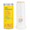 A imagem mostra o protetor solar aberto, com a tampa do lado esquerdo, cilíndrica e amarela com informações do tipo de produto, volumetria e marca. Do lado direito, o bastão do produto, todo branco com um adesivo de instruções de como trocar o refil.