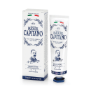 A imagem mostra a caixa retangular e o creme dental Sbiancante da marca italiana Pasta Del Capitano 1905. Os produtos têm um design vintage cor branca com detalhes ornamentados em azul e a imagem de um homem, provavelmente o fundador da marca, estampada.