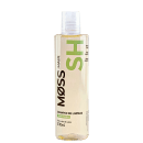 A imagem mostra um frasco plástico transparente do shampoo pure wash da marca MOSS. É possível ver a cor amarelada do shampoo. O design do frasco é simples, com tampa dosadora e letras pretas e verdes.