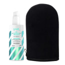 Gel autobronzeador hidratante Skelt em frasco branco e verde, com 120ml de volume. Acompanha aplicador de espuma preto para facilitar a aplicação do produto.