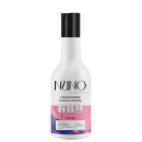 A imagem mostra um frasco de condicionador da marca Nuno Cosméticos Naturais. Ele é branco com detalhes em preto na tampa e no rótulo. Sua capacidade é de 300ml.